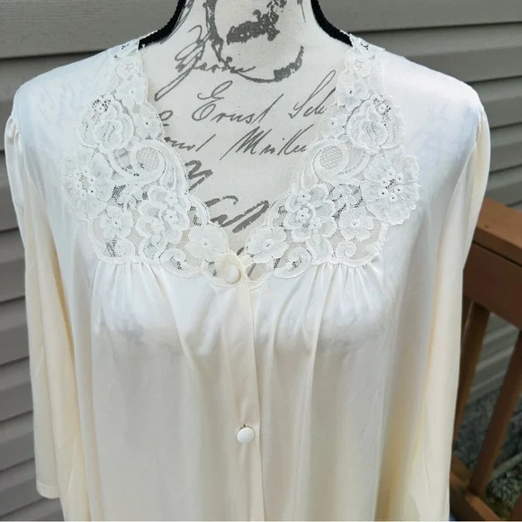 Vintage Vanity Fair Ivory Lace Nightgown Buttoned Robe - Picture 3 of 12